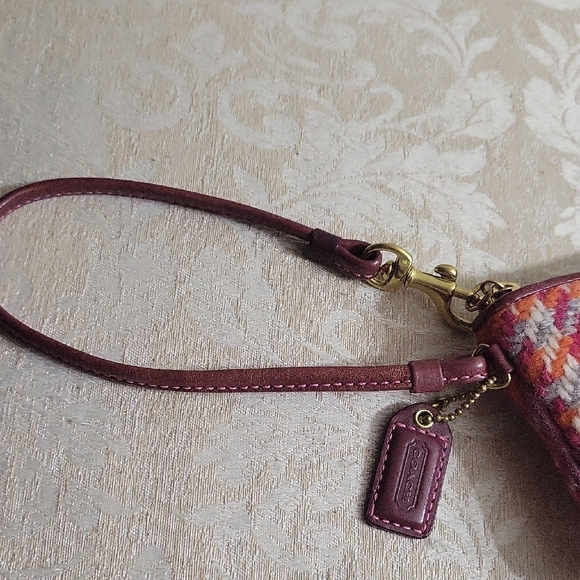 COACH HOUNDSTOOTH WRISTLET NWOT ROSETTE BROOCH